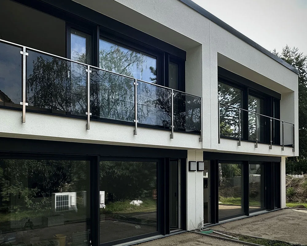 Modernes Glashaus mit Glasgeländern – Glaserei Knoke Hannover
